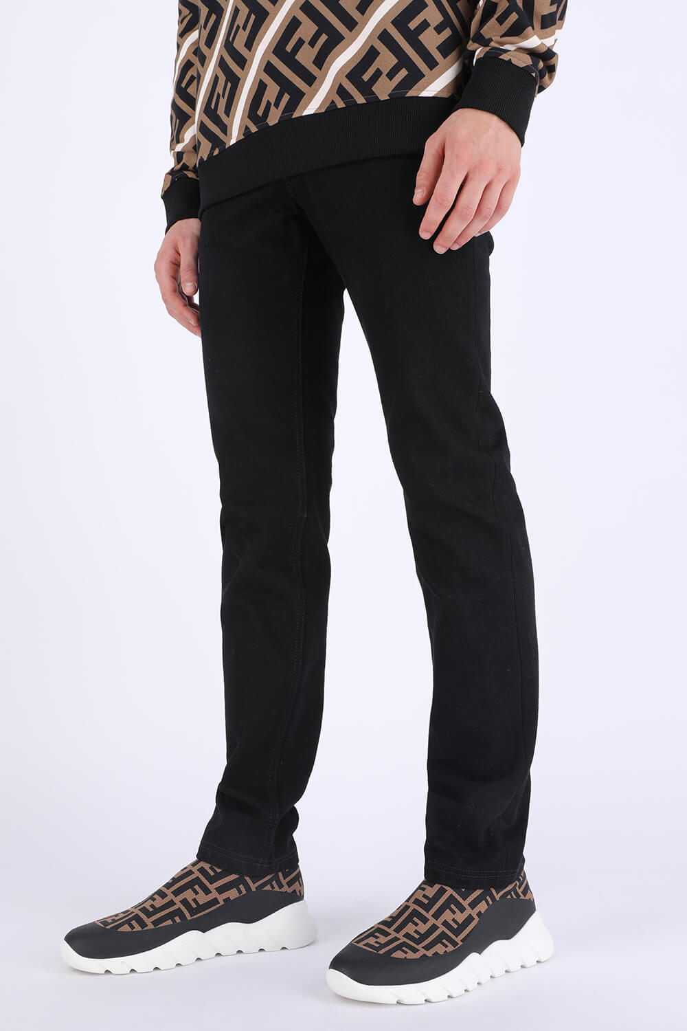 תמונת כל הלוק של נעלי סניקרס מונוגרמיות בגווני חום ושחור